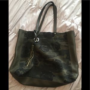 Sanctuary “Manhattanville” Tote in black rose camo